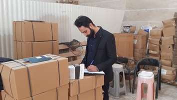 بازدید کارشناسان غذا و داروی شبکه بهداشت و درمان شهرستان ری از کارگاه عطر به‌ منظور بررسی اصالت کالا