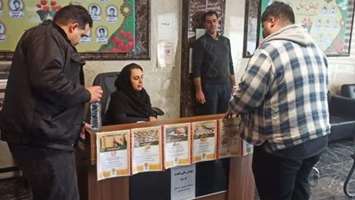 برگزاری میز خدمت و اموزش برای ارتقای سواد تغذیه‌ای کارکنان دهیاری جاده نظامی  برگزار شد