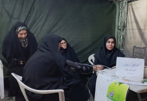 برپایی غرفه های سلامت آموزش خودمراقبتی در بحران در تجمعات شبانه شهرستان ری، به مناسبت هفته سلامت